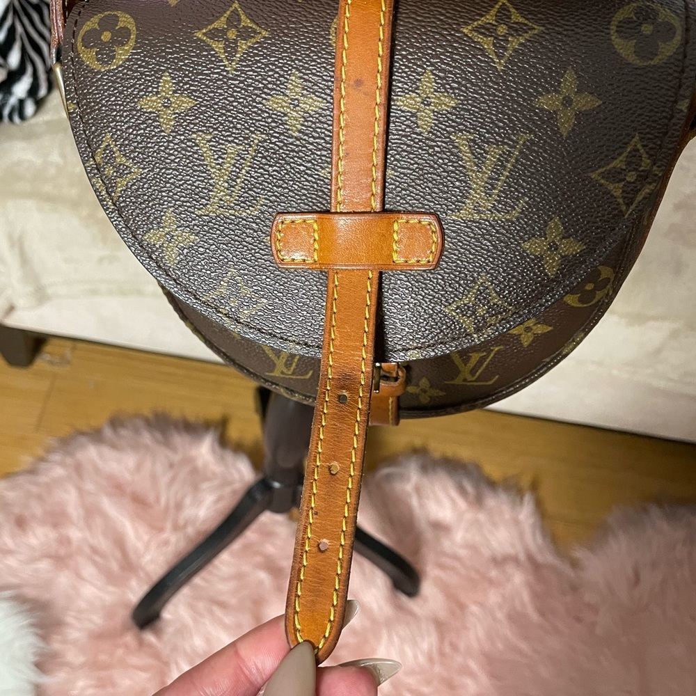 Louis Vuitton Chantilly crossbody bag - Picture 9 of 14